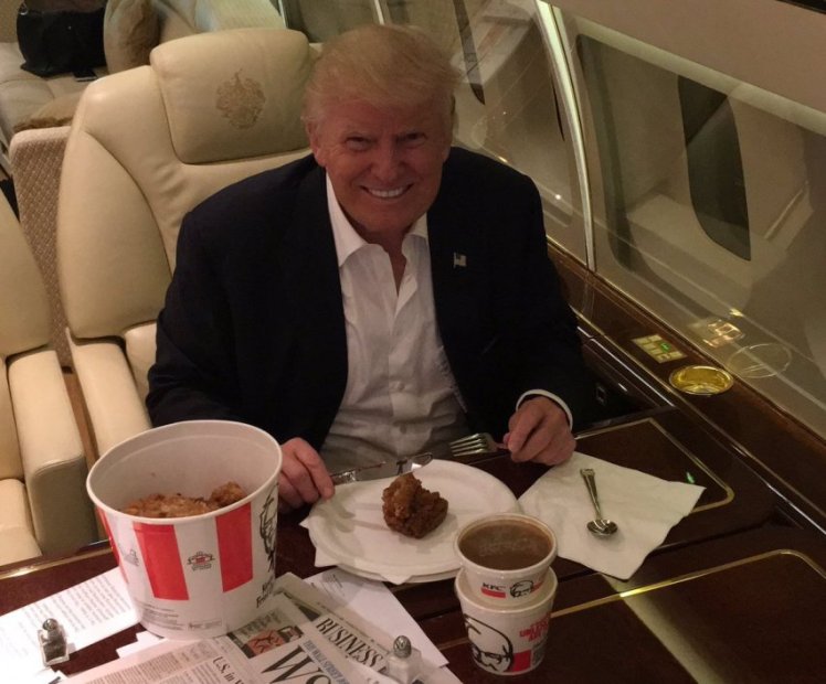 donald-trump-comiendo-comida-rapida-en-campana
