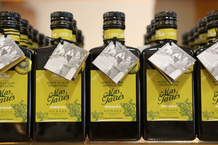 Olis Solé - etiquetes 195 anys Olis Solé - 1964- Anselm Solé i Ester Solé (foto Alba Mariné)