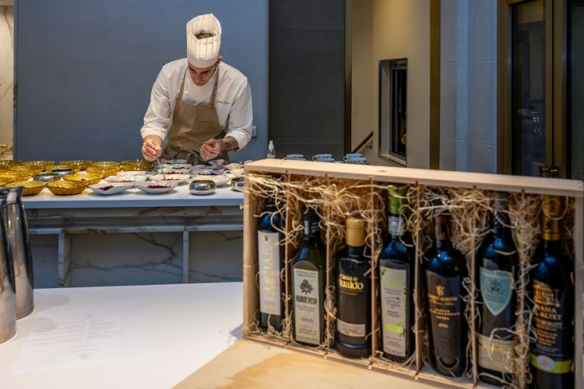 Los 7 AOVEs de Grandes Pagos de Olivar se exhiben en un menú de Quique ...